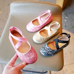 Princess Glitter Leather Girls Soft bekväm glänsande paljett Kids Sweet Wedding Party Flats Mary Jane Shoes L2405 L2405