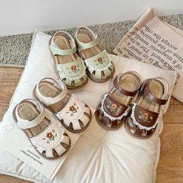 Sandals Summer Girls Sandals Delicately Embroider Flower Lace Childrens casual Sandals Close Toe Soft Leather Little kids Shoes Y240515