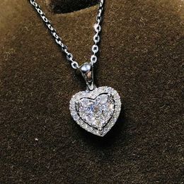 Pendant Necklaces Sparkling Zircon Heart shaped Pendant Necklace Suitable for Women Silver Jewelry Wedding Anniversary Party Bride Chain Girl Necklace J240513