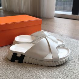 Yaz Yürüyüşü Lüks Tasarımcı Erkekler Slayt Flats Infra Sandalet Ayakkabı Buzağı Kauçuk Sole Katırlar Ayakkabı Kayma Plaj Termeri İndirim Yürüyüş Beyaz Sandal Ayakkabı EU38-46