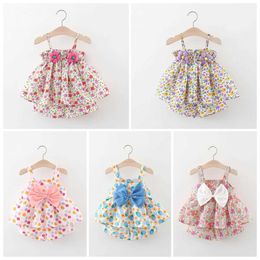 Clothing Sets Summer Baby Set Cute Girl Beach 2 Piece Butterfly Strap Fragmented Flower Top and Shorts Cool and Cute Childrens ClothingL240502