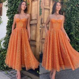 Söta orange klänningar paljetter älskling prom party klänning te längd hemkomst klänning en rad 0516