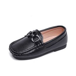 Pojkar läderskor svart vit för skolfest bröllop formella casual barn lägenheter loafers barn slip-ons moccasins mjuka 21-30 l2405 l2405