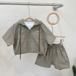 Set di abbigliamento set estivo per ragazzi 2024 Nuovo maniche corte coreano bambino coreano baby comodo con cappuccio con cappuccio per bambini a due pezzi Abbigliamento WX
