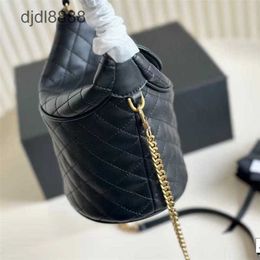 Water Bucket 2024 New Exquisite Handheld Chain Fashionable Classic Womens Shoulder Lingge Crossbody Bag J92H