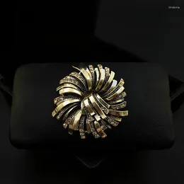 Brooches 1919 Luxury Retro Court Three-Dimensional Flower Brooch Exquisite High-End Suit Neckline Corsage Pin Clothes Accessories Jewellery