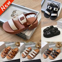 Neue Designer -Sandalen Paris Clea Triomphe Tippi Kalbskin Sandale Triumph Bogen Schwarz weiße Bräune Sommer Beach Sluxury Flats Glides Domens Slip auf lässige Rutsche