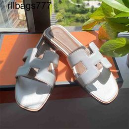Home Luxury Slipper Designer Oran Original Slides Style Suitable for Summer Fashion Wear Leather Flat Bottomed Beach Sandals
