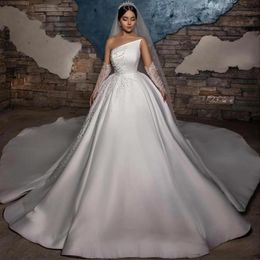 Amazing Pearls Ball Gown Wedding Dresses Sequined Bridal Gown Strapless Neckline Satin Cathedral Train Vestido de Novia for Bride