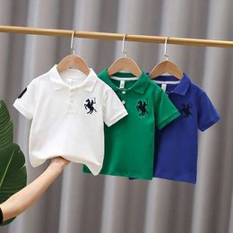 Polos Fashion Polo Boys Summer Short Sleeved Polo Shirt Preschool Boys Casual Shirt School Płaszcz Line Childrens Odzież 2-12+YL240502