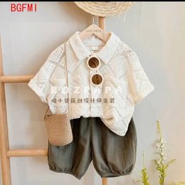 Clothing Sets Boys Summer Set 2024 Fashion New Korean Cut Almond Shirt and 7-inch Pants Childrens Loose Casual 2-piece Set Birthday Gift WX