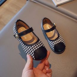 2023 Neue einfache Mädchen Mary Janes für Party Hochzeitsausstellungen PU Soft Princess Schuhe Kinder vielseitige Kinder Mode Houndstooth Schuh L2405 L2405