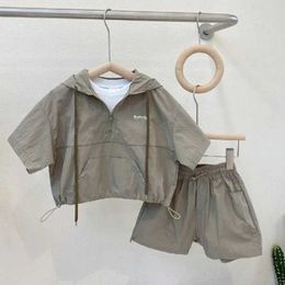 Set di abbigliamento set estivo per ragazzi 2023 Nuovo maniche corte coreano bambino coreano baby comodo con cappuccio con cappuccio per bambini a due pezzi Abbigliamento WX