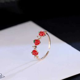 Wedding Rings Fashionable and cute red strawberry crystal ring suitable for girls Korean fresh fruit open finger wedding jewelry Q240514