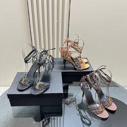 2024 Designer Luxus reine Farbe Super High Heels Sandalen Damen 100% Leder ausgehöhlter Laufstegparty Schuhe Ladys sexy quadratische Kopfriemen Metall Logo Sandale Größe 35-40
