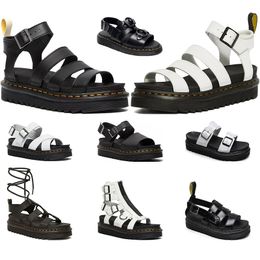 2024 Sandalen Designer -Plattform Pantoffeln Frauen Männer Gladiator Sandale Lacklederrutschen Schieberschnalle Mens Damen Slider Outdoor Schuhe