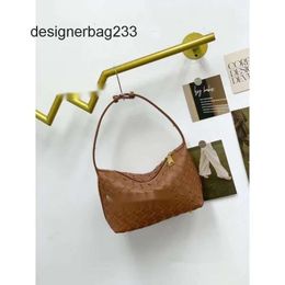 Purse Bags Simple Shoulder Woven Bottgas Lady Bag Classic Venetas Womens Single New Fashion 2024 Casual Lunch Box Handheld Wallace Underarm Totes FCB8