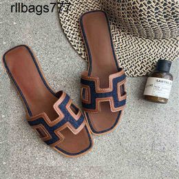 Original Luxury Slipper Oran Designer Slides Super Hot Family Women Wear Leather Outside in Summer Summer Flat Beach Thick Line Sandals Women