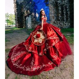 Eleganti abiti da ballo a ballo rosso e elegante abiti da quinceanera Appliques ricami per feste per feste per feste Vestidos de Fiesta 0516
