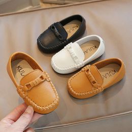 Pojkar lädersko svartvit för skolparti bröllop barn formell platt slip-on mjuk loafers barnskor mockasins 21-30 l2405 l2405