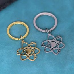 Keychains Lanyards Carbon Atom Pendant Keychain For Men Women Gold Colour Stainless Steel Key Chains Science Keyring Physics Jewellery Gift Y240510