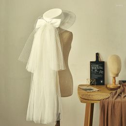 Berets 2024 Design White Flat Satin Fedoras Elegant Wedding Hat With Long Veil Mesh Bride Party Gauze Formal Fedora Cap Headwear