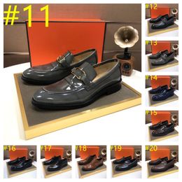 2024 Italienischer Herren Lederschuh Luxusschnalle-Gurt Solid Farbschuhe für Männer Ceiler Komfort Leichtes männliches Geschäft Hochzeitskleid Fußwearsize 38-46