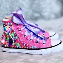 Dollbling zufälliger Lollipop Regenbogen DIY KINDER PEARLS SNEAKERS Strasssteine 1. Geburtstag Tutu Party Candyland Girl Canvas Trainer L2405 L2405