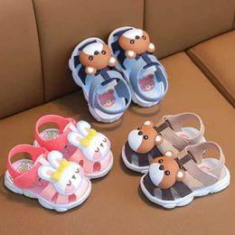 Sandals New Summer Beach Sandals For Children Cute Cartoon Bear Boys Girls Toddler Shoes Anti-slippery Soft-soled Korean Style Footwear Y240515