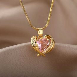 Pendant Necklaces Bohemian Pink Cubic Zirconia Necklace Womens Stainless Steel Heart Wing Pendant Necklace Crystal Necklace Couple Jewellery Gifts J240513