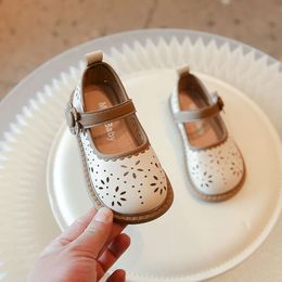 Hollow Out Spring Autumn Baby Kids Girls Soft Bottom Antiskid Artificial Leather Princess Shoes For Party Wedding Children L2405 L2405
