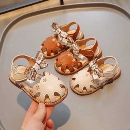 Sandals Girls Sandals Princess Shoes Baotou Summer New Hollow out Chinese Style Embroidered Soft Sole Fashion Childrens Shoes Y240515