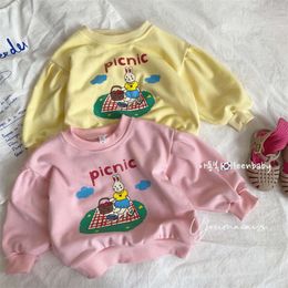 Dziewczęce koszule 2023 Wiosenne jesienne szczyty dla dzieci Koreańska wersja Koreańska Dzieci Pullover Casual Rabbit Swater Baby Tees L2405