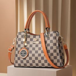 2024 New High end Middle aged Women's Bag Fashionable Retro Mom's Handbag Versatile Large Capacity Shoulder Bag