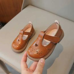Sandali taglia 21-30 2024 scarpe in pelle per bambina primaverile da 2 a 3 anni scarpe da principessa a sola sola sola sola sola scarpe singoli casual y240515