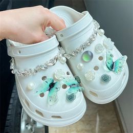 Fashion 3D Spicy Girl Pearl Flower Butterfly Charms Shoes Decoration Womens Full Diamond Chain Clogs Shoes Accessories 240516