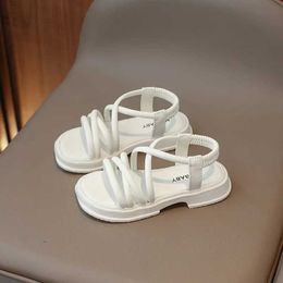 Sandals 2024 New Girls Sandals PU Versatile Soft Open-toe Breatheable Simple Summer Fashion Children Casual Shoes Princess Kids Chic PU Y240515