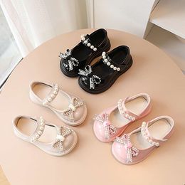 2023 Nuovi bambini Principessa Cute Pearl Bow Casual Basti Nuovi Sandali in pelle brevetto per ragazze Scarpe da ballo L2405 L2405