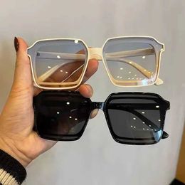 Sunglasses 2023 Fashion Hollow out Square Sunglasses Women Luxury Retro Brand Designer Sun Glasses Men Trending Shades UV400 Gafas de sol Y240513
