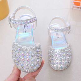 Neue Kinder Prinzessin Baby Girls Flat Hollow Crystal Leder Sandalen Fashion Paillette Weiche Kinder Danzparty funkelnde Schuhe L2405 L2405