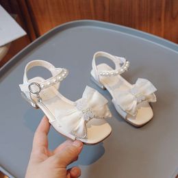 Sandálias infantis de moda meninas 2023 Novo arco com ursos pérolas sapatos infantis saltos macios e macios Princesa Mary Jane para a festa L2405 L2405