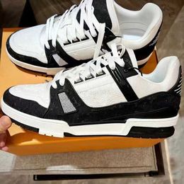 Dress Shoes Designer Shoes Embossed Trainer Sneaker White Black Sky Blue Abloh Green Denim Pink Red Luxurys Virgil Mens Casual Sneakers Trainers 2024