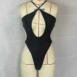 Kobiety Jumpsuits Rompers Avv Summer 2023 Diamenty modne błyszczące seksowne bikini bodysuit bez pleców Krzyż koronkowy seksowne puste z tyłu ciasne kombinezony Tops Y240515