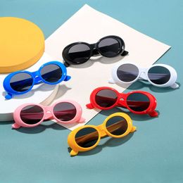 Gatetrender, personliga barnmodefoton, vita solglasögon för pojkar och flickor, små ovala solglasögon, UV -resistenta L2405