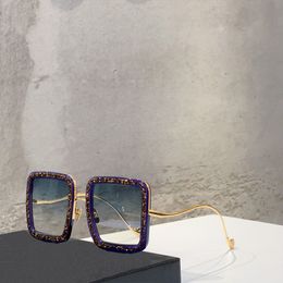 Designers fashionable sunglasses are full of stars and sparkling diamond boxes with a powerful aura Sunglasses for men and women are luxurious sunglasses
