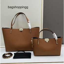 Rivet Leather Handbags Rock Trendy Vallenteno Womens Designer Handheld Bag Capacity Bags Crossbody Tote New Vo Totes 2024 Shoulder Stud Large 1VCZ