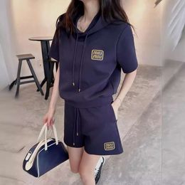 Frauenanzüge Blazer MM Home 24SS NEU Sticked Gold Faden Buchstaben Kapuze Kurzärmel+Shorts Set Mode vielseitig vielseitig