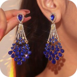 Dangle Chandelier New luxurious glass rhinestone pendant earrings suitable for women with exposed colored alloy crystals and diamond earrings d240516