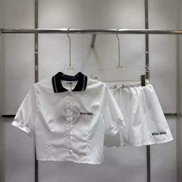 بدلات النساء بليزرز MM Family 24SS رسالة جديدة مطرزة قميص+تنورة قصيرة مجموعة الأزياء متعددة الاستخدامات
