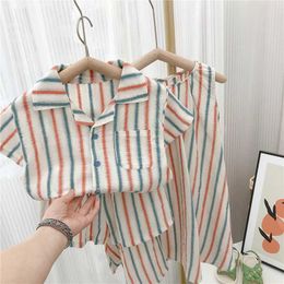 Clothing Sets Summer childrens clothing suit childrens sisters loft lapel stripe boys top loose sleeveless girls dress childrens suit Y240515
